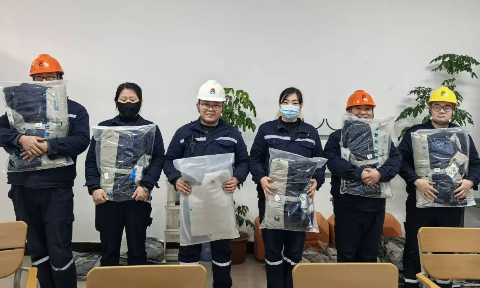 心系員工，溫暖元旦——公司為員工發放羽絨沖鋒衣