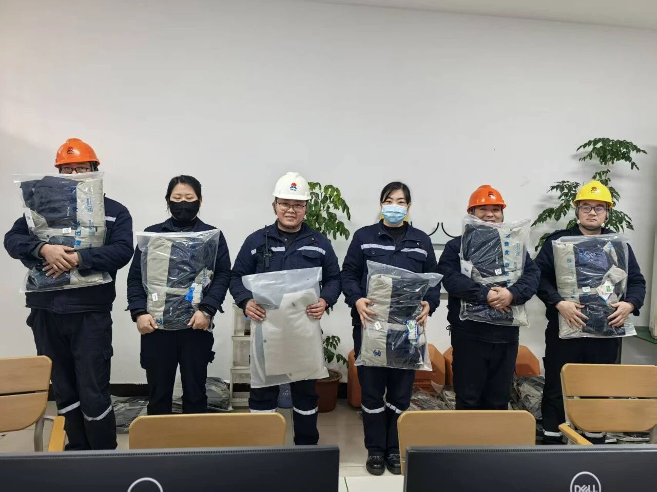 心系員工,溫暖元旦——公司為員工發放羽絨沖鋒衣 心系員工,溫暖元旦——公司為員工發放羽絨沖鋒衣