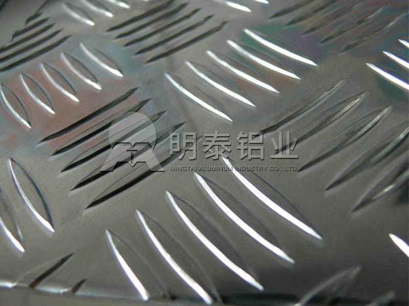 5052花紋鋁板廠(chǎng)家-五條筋防滑花紋鋁板價(jià)格多少 5052花紋鋁板廠(chǎng)家-五條筋防滑花紋鋁板價(jià)格多少